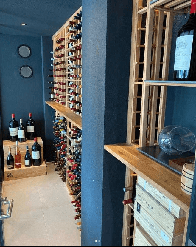 Aménagement cave à vin en bois